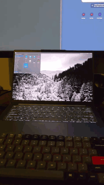Rekaman layar laptop openSUSE yang terkunci, lalu terbuka sendiri setelah wajah dikenali lewat kamera IR, tanpa mengetik password.
